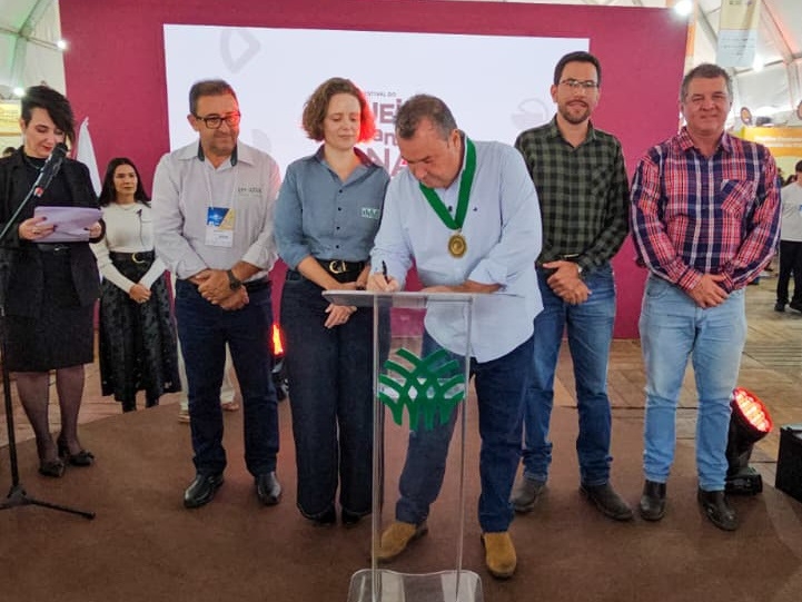 Governo de Minas, por meio Seapa, oficializa a inclusão durante o 8º Festival do Queijo Artesanal de Minas, no Parque da Gameleira, que teve pela primeira vez a participação de produtores dos vales do Suaçuí e Mucuri